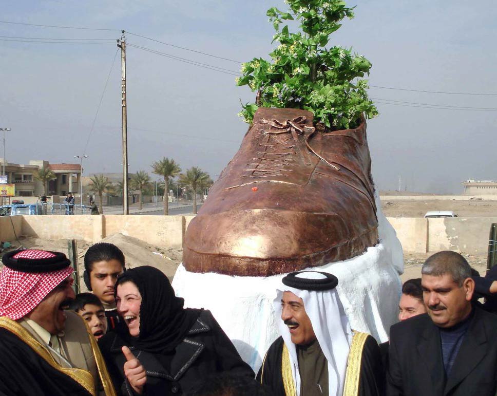 Statue in hommage of the Bush shoe throw